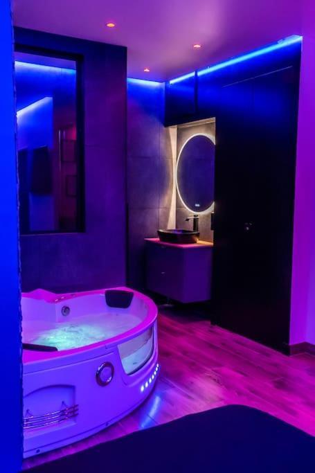 Blue Night - Jacuzzi - Bord De Seine Apartman Corbeil-Essonnes Kültér fotó