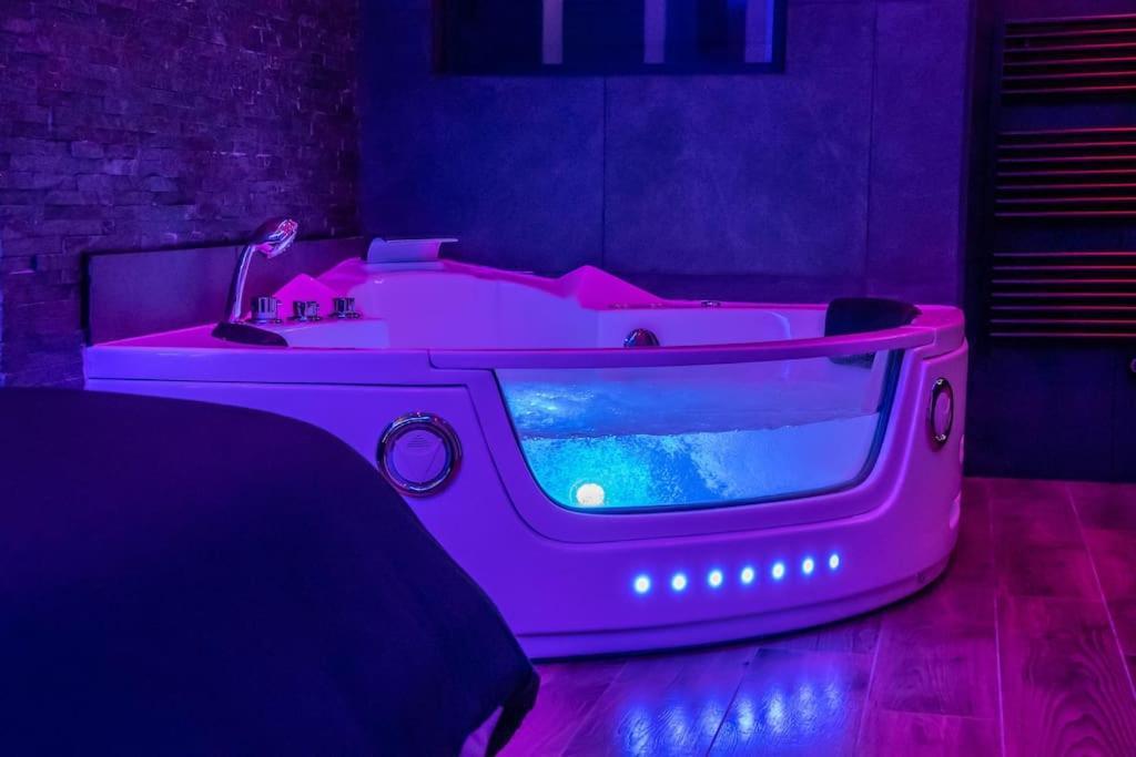 Blue Night - Jacuzzi - Bord De Seine Apartman Corbeil-Essonnes Kültér fotó